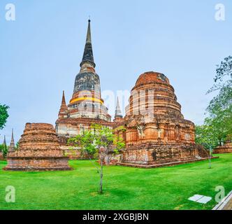 Erhaltene antike Chedis im Tempel Wat Yai Chai Mongkhon, Ayutthaya, Thailand Stockfoto