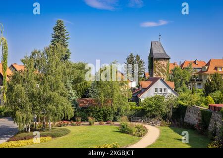 Stadtmauer mit Turm und Park in der Altstadt von Wernigerode, Deutschland Stockfoto