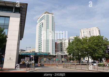 Moderne Skyline Cardiff City Centre Wales, Radisson Blu Hotel Centre und Altolusso Wohnturm Block städtische Architektur britische Stadt Stockfoto