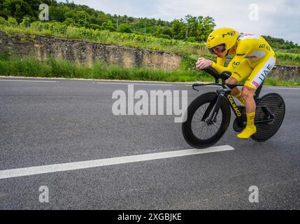 Yellow JerseyTadej Pogačar, Vereinigte Arabische Emirate verteidigte seine Führung in der 7. Etappe der Tour de France 2024 von Nuits-Saint-Georges bis Gevrey-Chambertin Stockfoto