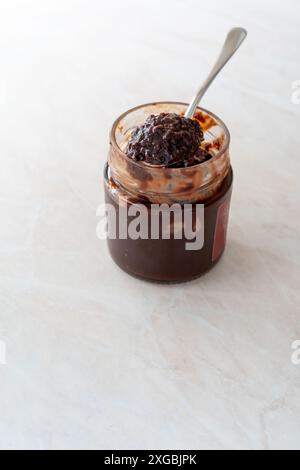 Schokoladensauce mit Kirschaufstrich in Schüssel. Bereit zum Essen. Stockfoto