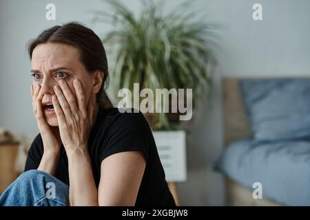 Die Frau verbirgt das Gesicht in Verzweiflung. Stockfoto