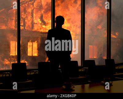 Geschäftsmann, der durch das Fenster auf brennendes Haus blickt. Großes Holzgebäude, das durch einen Brand vollständig zerstört wurde Stockfoto
