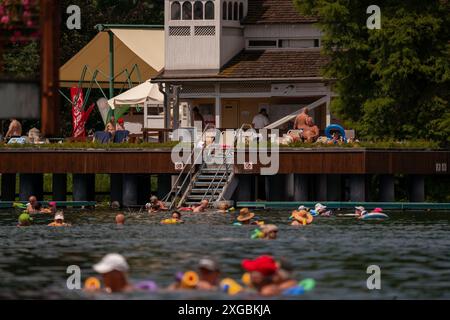 Berühmter Hevizsee in Ungarn in der Nähe des Balaton. Der größte Thermalsee der Welt zum Baden. Thermalwassersee im Sommer Stockfoto