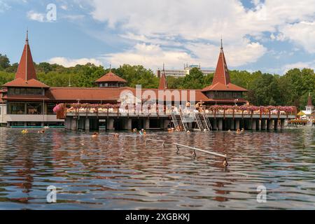 Berühmter Hevizsee in Ungarn in der Nähe des Balaton. Der größte Thermalsee der Welt zum Baden. Thermalwassersee im Sommer Stockfoto
