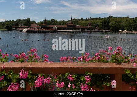 Berühmter Hevizsee in Ungarn in der Nähe des Balaton. Der größte Thermalsee der Welt zum Baden. Thermalwassersee im Sommer Stockfoto