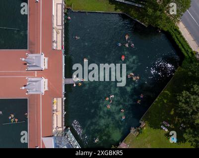 Berühmter Hevizsee in Ungarn in der Nähe des Balaton. Der größte Thermalsee der Welt zum Baden. Thermalwassersee im Sommer Stockfoto