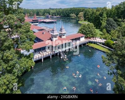 Aus der Vogelperspektive auf den berühmten Hevizsee, Ungarn in der Nähe des Balaton-Sees. Der größte Thermalsee der Welt zum Baden. Thermalwassersee in su Stockfoto