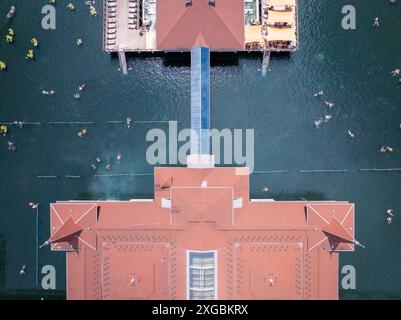 Berühmter Hevizsee in Ungarn in der Nähe des Balaton. Der größte Thermalsee der Welt zum Baden. Thermalwassersee im Sommer Stockfoto