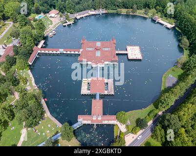 Berühmter Hevizsee in Ungarn in der Nähe des Balaton. Der größte Thermalsee der Welt zum Baden. Thermalwassersee im Sommer Stockfoto