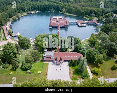 Berühmter Hevizsee in Ungarn in der Nähe des Balaton. Der größte Thermalsee der Welt zum Baden. Thermalwassersee im Sommer Stockfoto