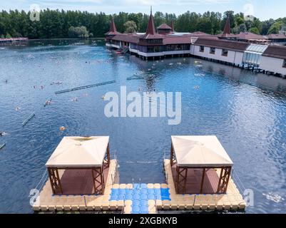 Berühmter Hevizsee in Ungarn in der Nähe des Balaton. Der größte Thermalsee der Welt zum Baden. Thermalwassersee im Sommer Stockfoto