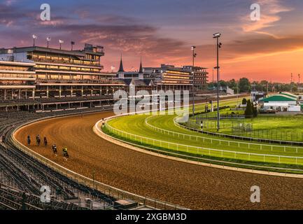 Ein malerischer Blick auf die Rennstrecke Churchill Downs bei Sonnenuntergang mit Pferden auf der Rennstrecke und Tribünen im Hintergrund Stockfoto