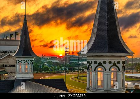 Ein atemberaubender Blick auf den Sonnenuntergang über die berühmten Zwillingsspitzen der Churchill Downs in Louisville, Kentucky Stockfoto