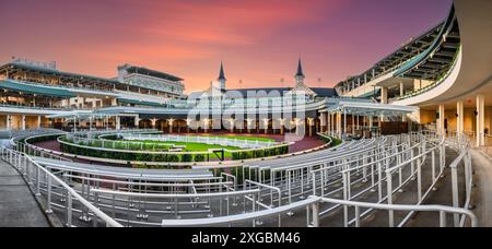 Panoramablick auf die berühmte Rennstrecke Churchill Downs bei Sonnenuntergang in Louisville, Kentucky Stockfoto