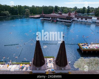 Berühmter Hevizsee in Ungarn in der Nähe des Balaton. Der größte Thermalsee der Welt zum Baden. Thermalwassersee im Sommer Stockfoto