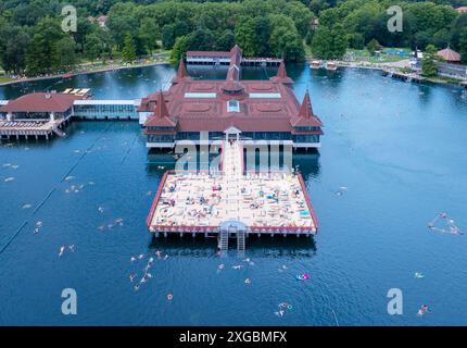 Berühmter Hevizsee in Ungarn in der Nähe des Balaton. Der größte Thermalsee der Welt zum Baden. Thermalwassersee im Sommer Stockfoto