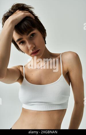 Stilvolle, aktive junge Frau mit weißem Sport-BH und schwarzen Shorts. Stockfoto