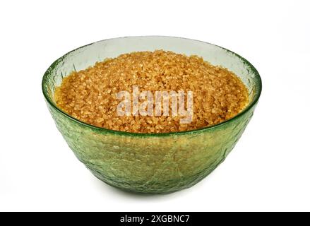 Rohrzucker in einer Schüssel isoliert auf weißem Hintergrund Stockfoto