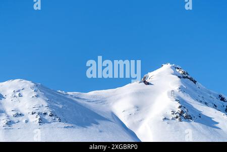 Eine Forschungsstation auf einem Berggipfel in NY Alesund, Svalbard. Viele solcher Einrichtungen befinden sich hier aufgrund von Tests der Luftqualität und des Klimawandels Indica Stockfoto