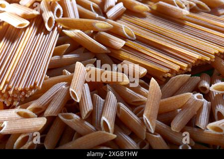 Vollkornnudeln und Spaghetti. Stockfoto