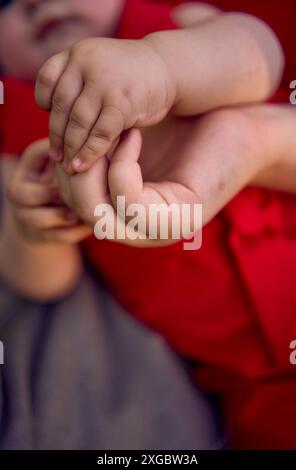 Baby und ihr großer Bruder liegen auf einer Decke im Park Stockfoto