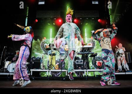 Roskilde, Dänemark. Juli 2024. Das norwegische Musikkollektiv Tacobitch gibt ein Live-Konzert während des dänischen Musikfestivals Roskilde Festival 2024 in Roskilde. Stockfoto
