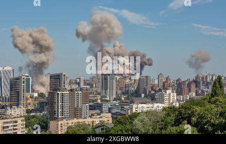 Kiew, Ukraine am 08. Juli 2024: Nach einem russischen Raketenangriff steigt dichter Rauch aus Bränden über der Innenstadt auf. Krieg in der Ukraine. Quelle: Panama/Alamy Live News Stockfoto