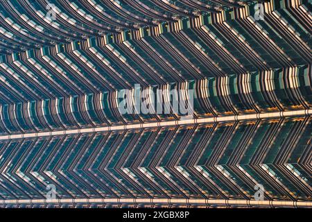 Die Petronas Towers, auch bekannt als Petronas Twin Towers, sind ein miteinander verbundenes Paar von 88-stöckigen Hochhäusern in Kuala Lumpur, Malaysia Stockfoto