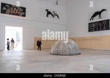 Alcuni Momenti dell’Anteprima stampa della mostra ‚Mario Merz. Qualcosa che toglie il peso” presso Fondazione Merz a Torino, Italia - Cronaca - Lunedì 8 Luglio 2024 - (Foto Giacomo Longo / LaPresse) einige Momente der Presse Vorschau der Ausstellung „Mario Merz. Etwas, das das Gewicht nimmt“ in der Fondazione Merz in Turin, Italien - Nachrichten - Montag, 8. Juli 2024 - (Foto Giacomo Longo / LaPresse) Stockfoto