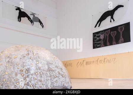 Alcuni Momenti dell’Anteprima stampa della mostra ‚Mario Merz. Qualcosa che toglie il peso” presso Fondazione Merz a Torino, Italia - Cronaca - Lunedì 8 Luglio 2024 - (Foto Giacomo Longo / LaPresse) einige Momente der Presse Vorschau der Ausstellung „Mario Merz. Etwas, das das Gewicht nimmt“ in der Fondazione Merz in Turin, Italien - Nachrichten - Montag, 8. Juli 2024 - (Foto Giacomo Longo / LaPresse) Stockfoto