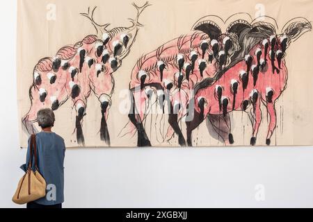 Alcuni Momenti dell’Anteprima stampa della mostra ‚Mario Merz. Qualcosa che toglie il peso” presso Fondazione Merz a Torino, Italia - Cronaca - Lunedì 8 Luglio 2024 - (Foto Giacomo Longo / LaPresse) einige Momente der Presse Vorschau der Ausstellung „Mario Merz. Etwas, das das Gewicht nimmt“ in der Fondazione Merz in Turin, Italien - Nachrichten - Montag, 8. Juli 2024 - (Foto Giacomo Longo / LaPresse) Stockfoto