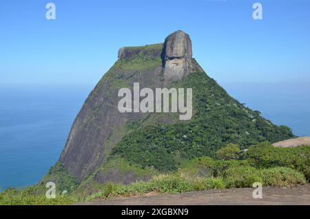 Weite Sicht auf den wunderschönen Pedra da Gávea (Gavea-Felsen) von einem Aussichtspunkt in Pedra Bonita (wunderschöner Stein) - Rio de Janeiro, Brasilien Stockfoto