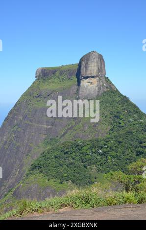 Weite Sicht auf den wunderschönen Pedra da Gávea (Gavea-Felsen) von einem Aussichtspunkt in Pedra Bonita (wunderschöner Stein) - Rio de Janeiro, Brasilien Stockfoto