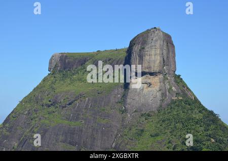 Weite Sicht auf den wunderschönen Pedra da Gávea (Gavea-Felsen) von einem Aussichtspunkt in Pedra Bonita (wunderschöner Stein) - Rio de Janeiro, Brasilien Stockfoto