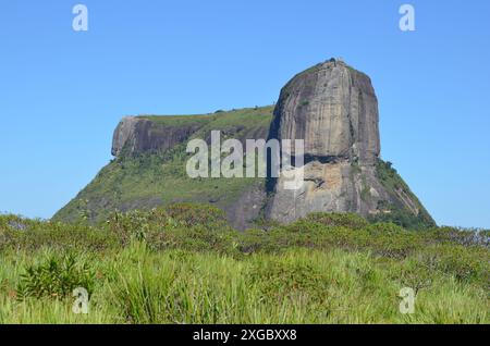 Weite Sicht auf den wunderschönen Pedra da Gávea (Gavea-Felsen) von einem Aussichtspunkt in Pedra Bonita (wunderschöner Stein) - Rio de Janeiro, Brasilien Stockfoto