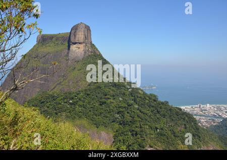 Weite Sicht auf den wunderschönen Pedra da Gávea (Gavea-Felsen) von einem Aussichtspunkt in Pedra Bonita (wunderschöner Stein) - Rio de Janeiro, Brasilien Stockfoto