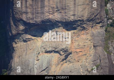 Weite Sicht auf den wunderschönen Pedra da Gávea (Gavea-Felsen) von einem Aussichtspunkt in Pedra Bonita (wunderschöner Stein) - Rio de Janeiro, Brasilien Stockfoto