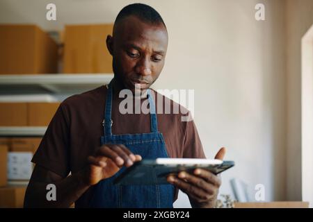 Lagerarbeiter mit Tablet-PC bei der Arbeit Stockfoto