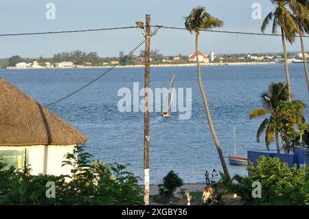 Blick von Mexixe, über Inhambane Bay, Inhambane, Mosambik. Schöner sonniger Tag mit blauem Himmel und einer sehr blauen Bucht. Eine Dau auf dem Wasser; Stockfoto