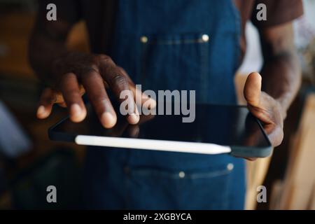 Mann, Der Online An Einem Digitalen Tablet Arbeitet Stockfoto