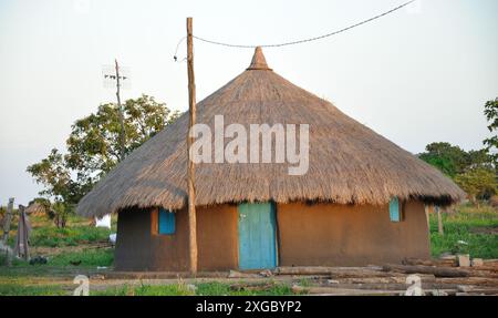 Elektrifizierte Lehmhütte, New Mambone, Inhambane, Mosambik. Stockfoto