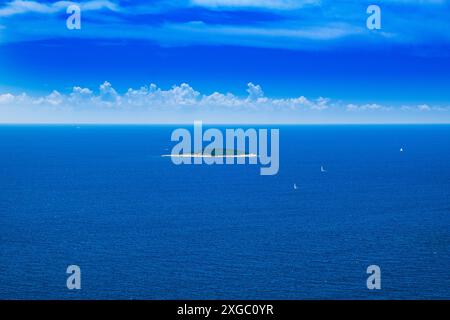 Kleine Inseln Archipel im blauen Meer aus der Luft in der Nähe von Primosten, Dalmatien, Kroatien Stockfoto