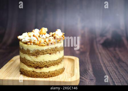 Verschiedene Mini-Kuchen der Saison. Haselnuss, Oper, gesalzenes Karamell und Doppelschokolade. Unendliche Vielfalt, einfaches Servieren, feuchte Schichten, reichhaltige Zuckerguss. Stockfoto