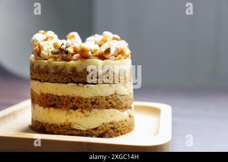 Verschiedene Mini-Kuchen der Saison. Haselnuss, Oper, gesalzenes Karamell und Doppelschokolade. Unendliche Vielfalt, einfaches Servieren, feuchte Schichten, reichhaltige Zuckerguss. Stockfoto