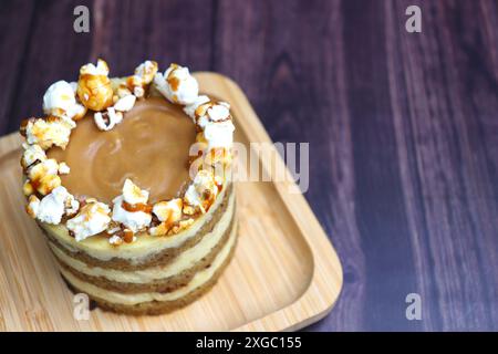 Verschiedene Mini-Kuchen der Saison. Haselnuss, Oper, gesalzenes Karamell und Doppelschokolade. Unendliche Vielfalt, einfaches Servieren, feuchte Schichten, reichhaltige Zuckerguss. Stockfoto