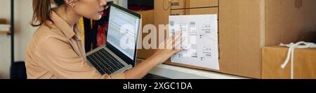 Frau, Die Daten Über Barcodes Von Paketen Überprüft Stockfoto