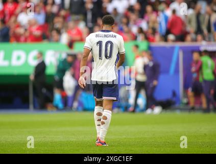 Düsseldorf, Deutschland. Juli 2024. firo : 06.07.2024, Fußball: UEFA EURO 2024, EM, Europameisterschaft 2024, Viertelfinale, 1/4 Finale, M48, Match 48, eng, England - SUI, Schweiz 5:3 IE Jude Bellingham aus England sieht deprimiert aus wie eine ganze Figur Enttäuschung enttäuscht Abreise Credit: dpa/Alamy Live News Stockfoto