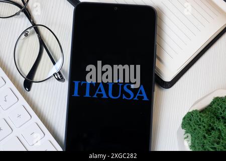 New York, USA – 11. Juni 2024: Itausa Logo auf dem Telefonbildschirm, Firmensymbol. Stockfoto