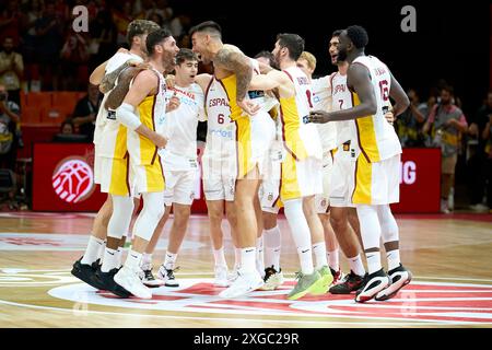 Valencia, Spanien. Juli 2024. Der Sieg der spanischen Mannschaftsfeier während des Spiels zwischen Spanien und den Bahamas beim FIBA Olympic Qualifying Tournament Spain 2024 am 3. Juli 2024 auf dem Stadtgericht Fuente de San Luis. Endergebnis: Spanien 86 vs. Bahamas 78 (Foto: German Vidal Ponce/SOPA Images/SIPA USA) Credit: SIPA USA/Alamy Live News Stockfoto